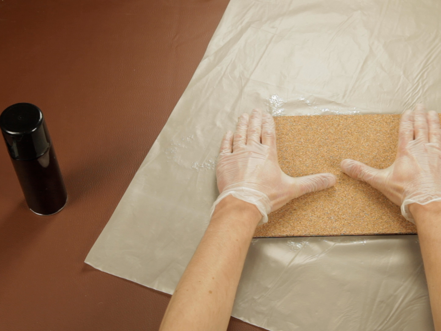 Bostik DIY Romania How To Fix Corkboard With Spray Contact Glue Step 4
