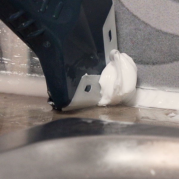 Bostik DIY France tutorial how to seal a worktop step 4